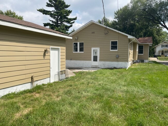 Building Photo - Remodeled 3 Bedroom , 1 Bath Home!
