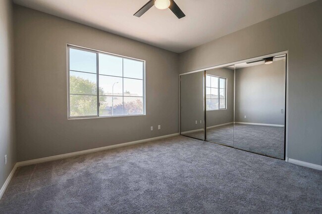 Foto del edificio - Seven Hills Remodeled 4 Bedroom Pool Home!