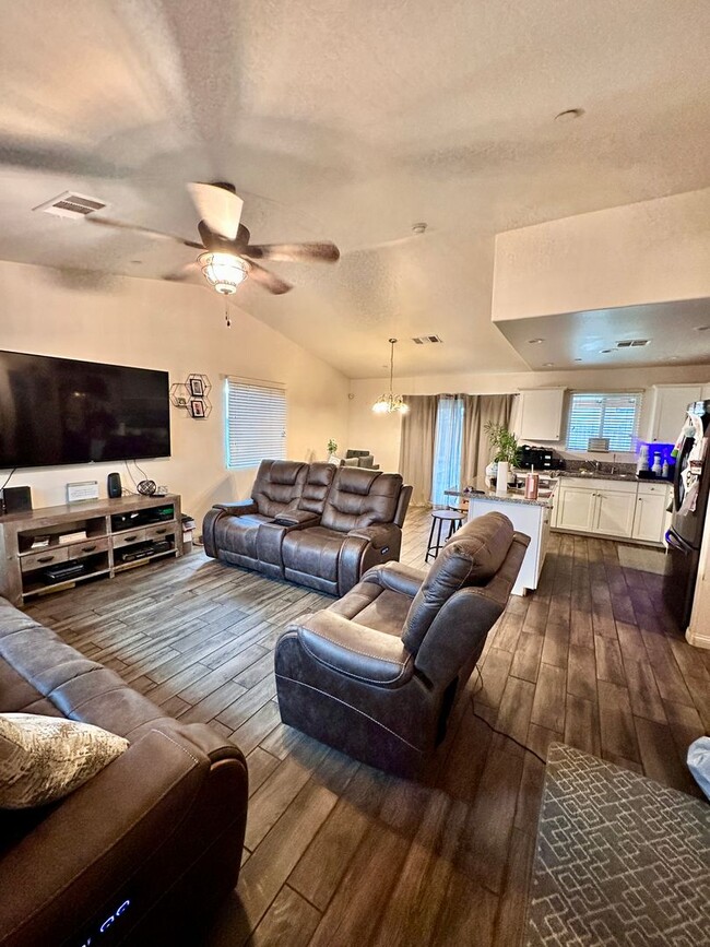 Building Photo - TENANT OCCUPIED - Beautiful 3 Bedroom 2 Ba...