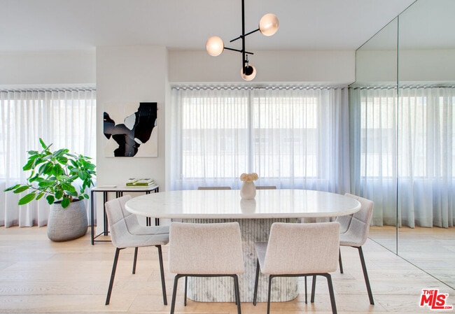 Building Photo - 10520 Wilshire Blvd