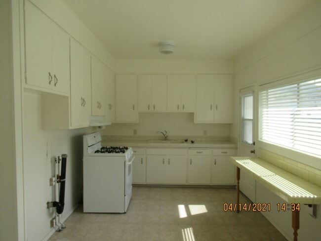 Building Photo - Pet Friendly Single Story Home in Old Town...