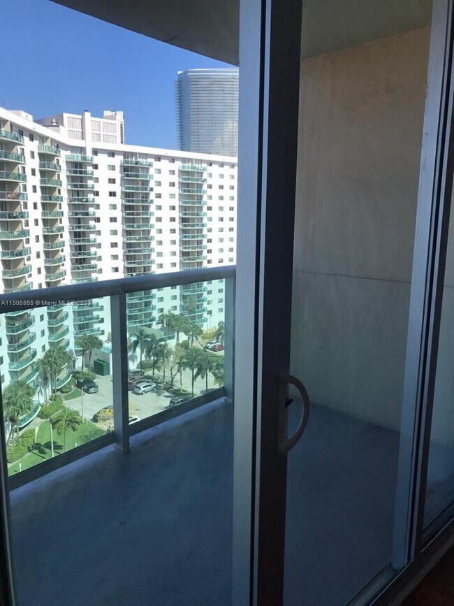 Foto del edificio - 19390 Collins Ave