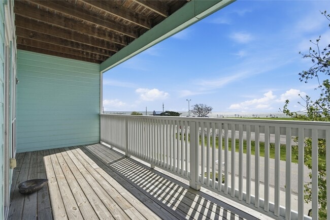 Building Photo - 709 N Bayshore Dr