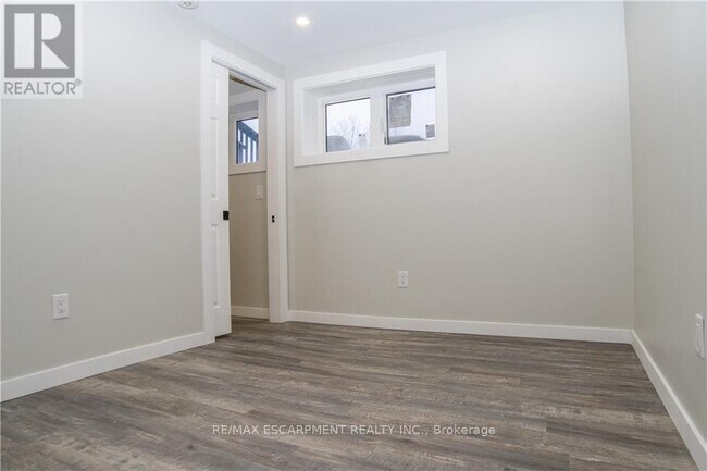 Building Photo - 43 Fleming Cres