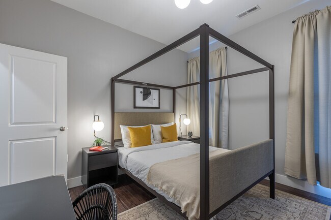 Photo - 870 E 5th St Apartments