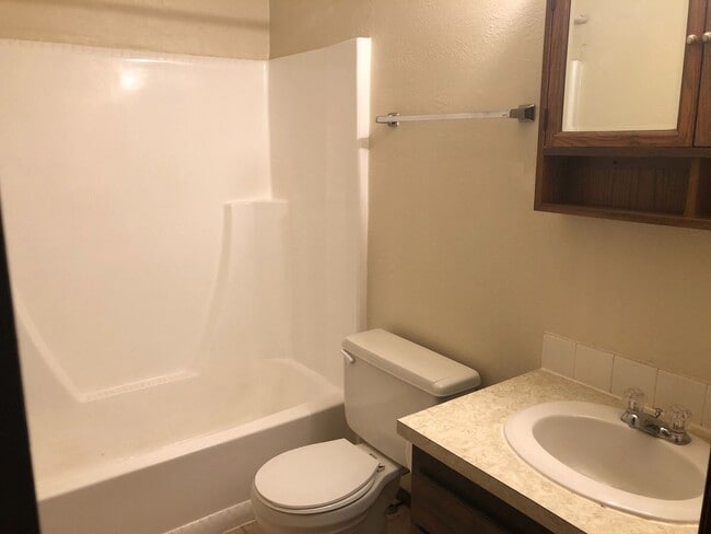 Building Photo - $995 - 3 bed 1 bath - Single Family Home