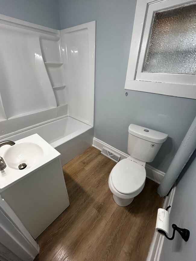 Foto del edificio - CUTE 2 BEDROOM HOUSE WITH LARGE BACKYARD IN HAMILTON!