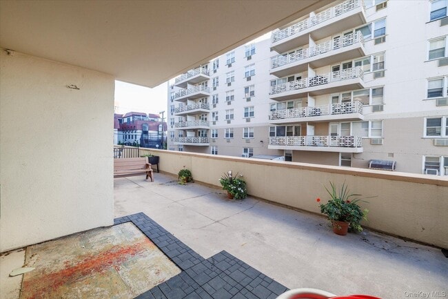 Building Photo - 420 Shore Rd