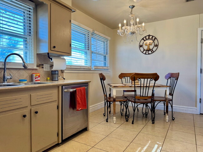 Foto del edificio - Pre-leasing for July!