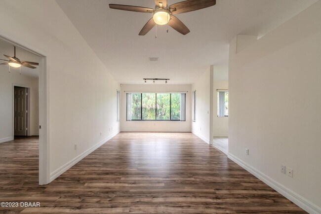 Building Photo - 2 bed 2 bath Townhome for rent