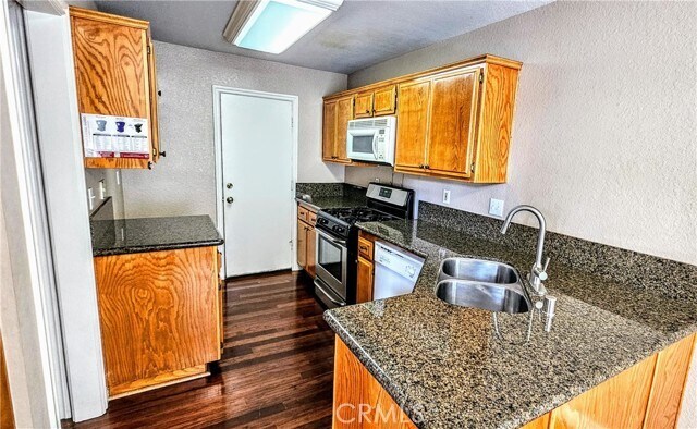Foto del edificio - 8429 Snow View Pl