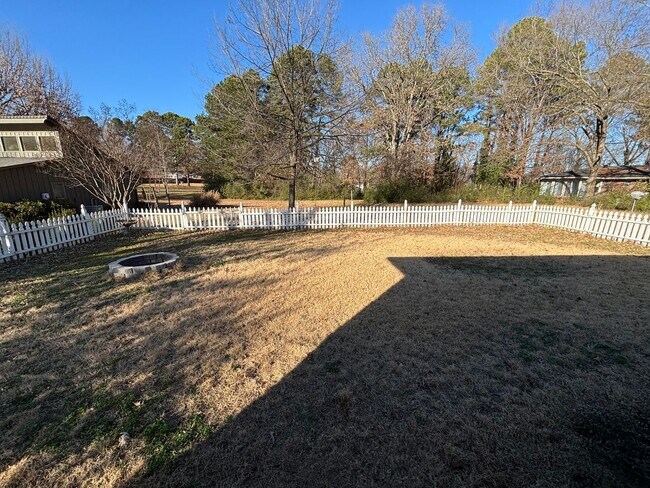 Building Photo - Welcome to this charming 3-bedroom, 2-bathroom home located in the desirable west side of Russell...