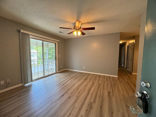 Building Photo - 2Bedroom Condo in Greensboro