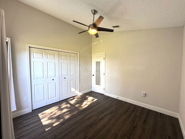 Foto del edificio - 402 Lark Ct