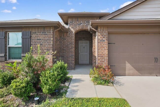 Building Photo - 3310 Sumac Dr