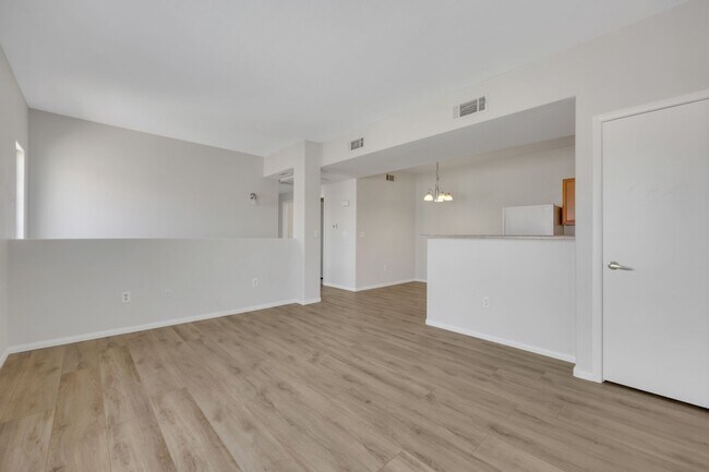 Foto del edificio - Repainted, Remodeled, Refreshed! 2 Bed 2 Bath - Rancho & Lake Mead Area Condo, Gated