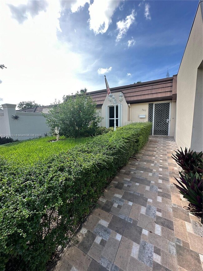 Building Photo - 7417 Twin Sabal Dr