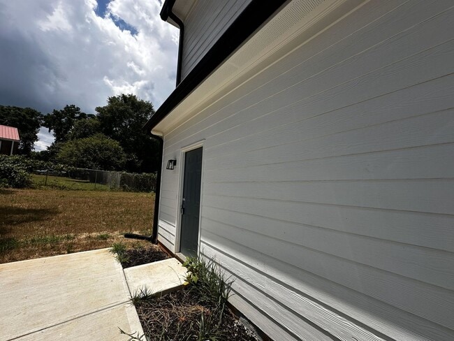 Building Photo - STUDIO APARTMENT PRE-LEASING FOR AUGUST 2026!