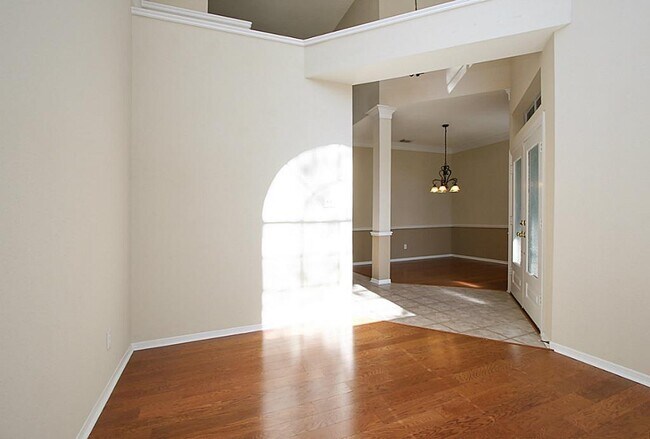 Building Photo - 26 Redland Pl