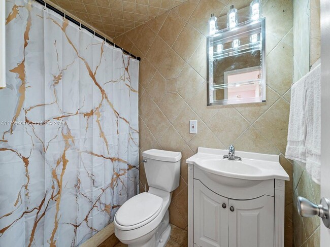 Foto del edificio - 1761 Northeast 52nd Street, 12