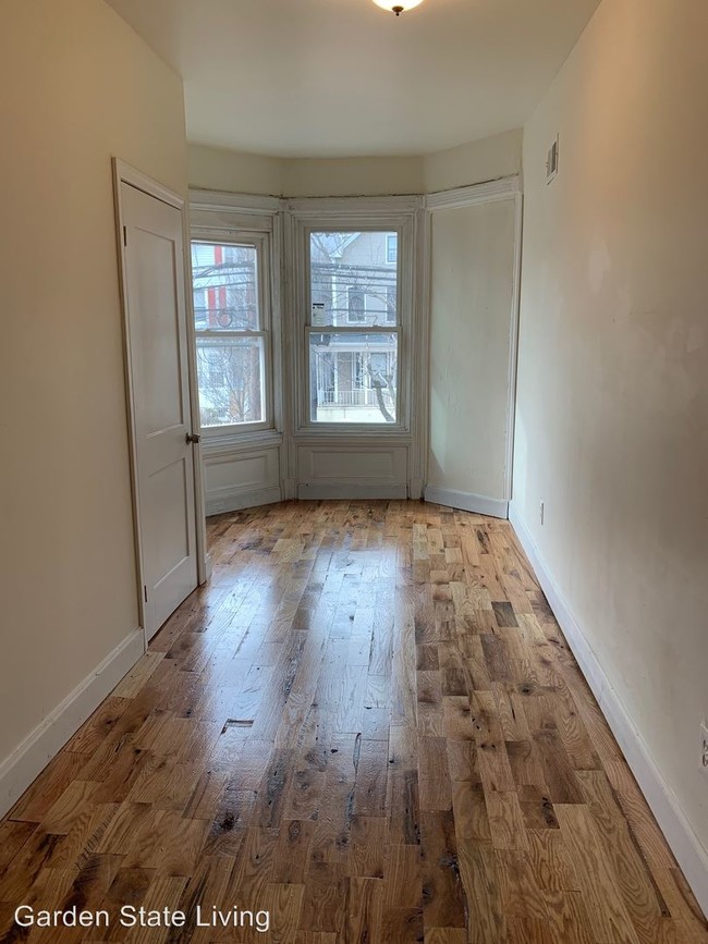 Building Photo - 3 br, 1 bath Apartment - 333 Summer Avenue