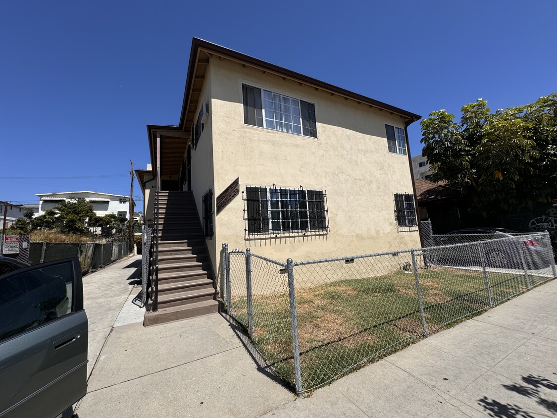 Front of Property (unit 2nd fl. rear - 960 S Catalina St