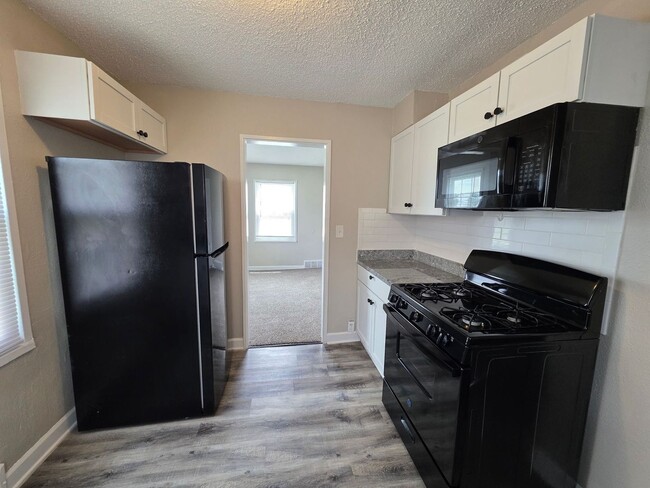 Building Photo - Spacious 2 Bed, 1.5 Bath Duplex Near Red Bridge