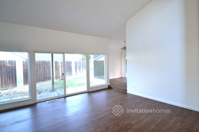 Foto del edificio - 7704 Guenivere Way