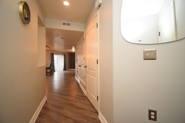 Foto del edificio - Stylish 2 Bed 2 Bath Condo in Prime Draper Location!!!