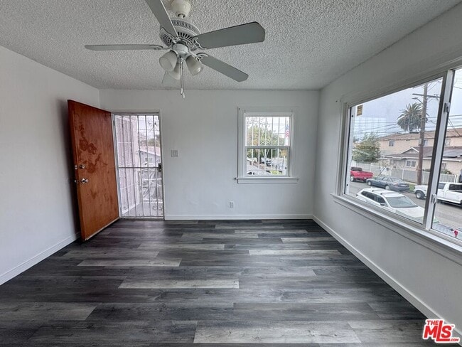 Foto del edificio - 858 W 88th St