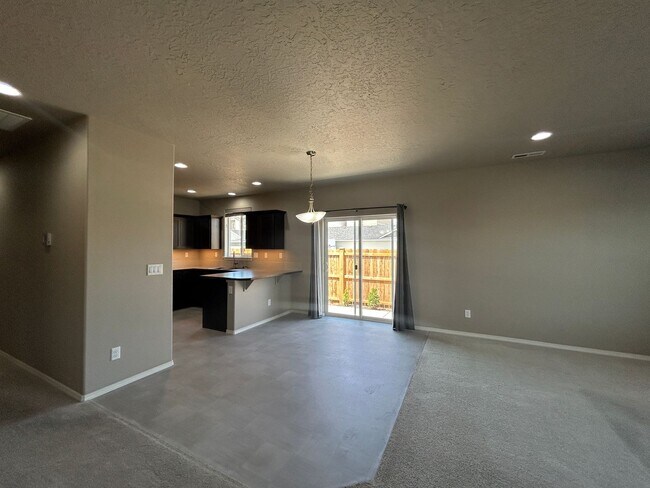 Building Photo - Newer 3 Bedroom / 2 Bathroom Home In NW Re...