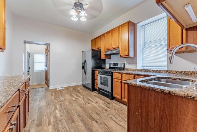 Building Photo - 856 N Lawndale Ave