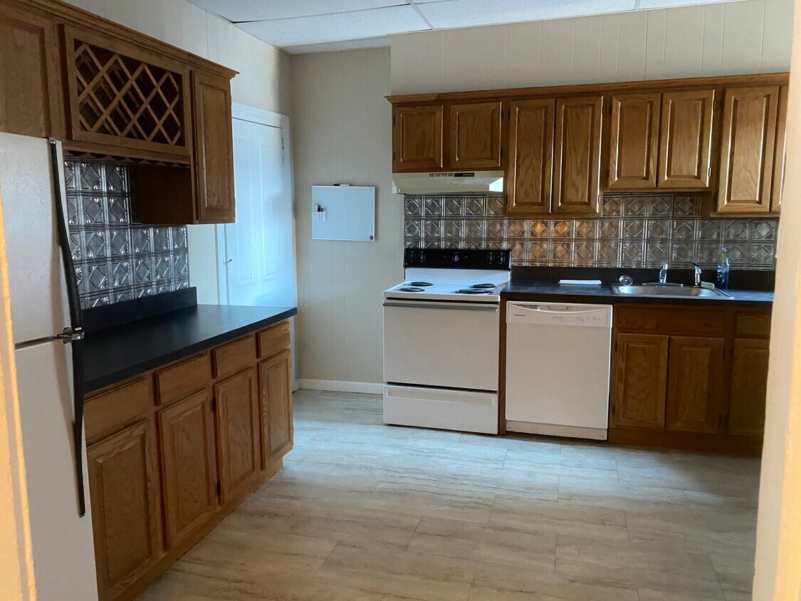 eat in kitchen/with full washer and dryer - 119 Fayette St