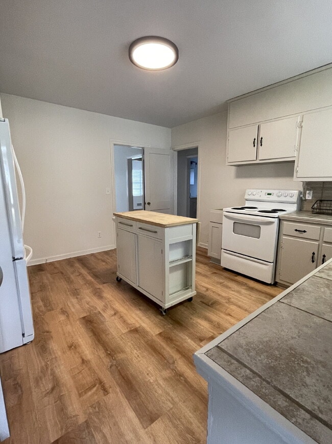 Foto del edificio - For Rent – Stepless Brick Ranch Duplex in ...