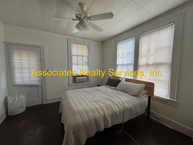 Building Photo - One Bedroom One Bath Near UF ***NO PETS***