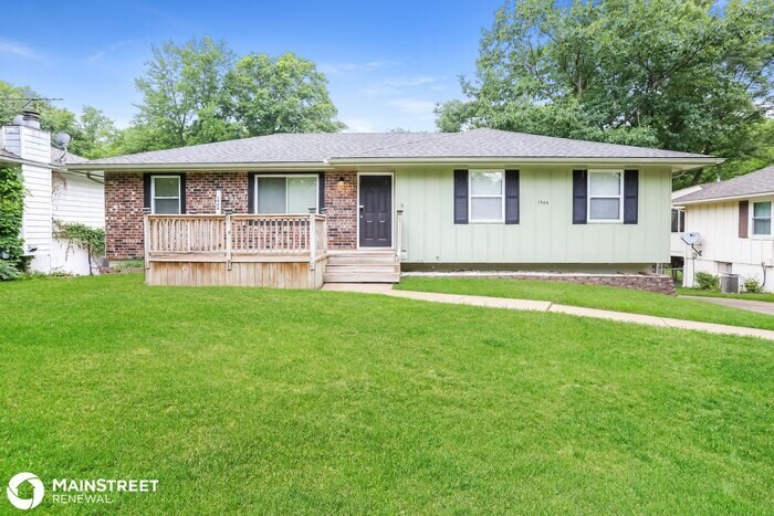 Primary Photo - 1904 N PLYMOUTH RD, INDEPENDENCE, MO 64058