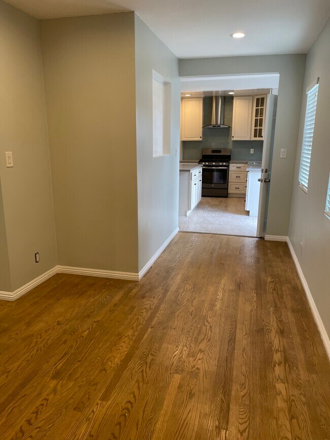 Dinning /desk - 300 W Hillsdale St
