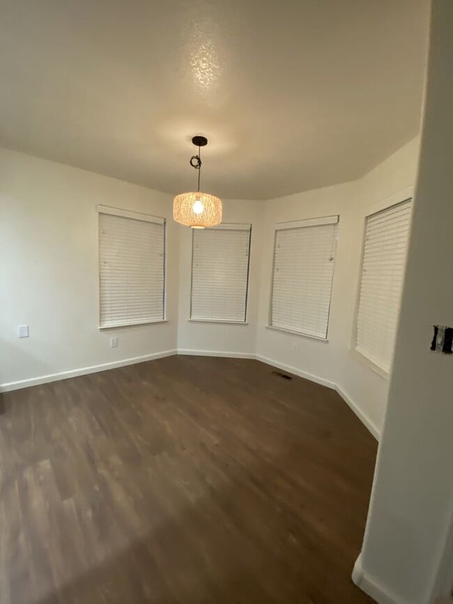 Building Photo - Spacious two bedroom two bath home in Carson City