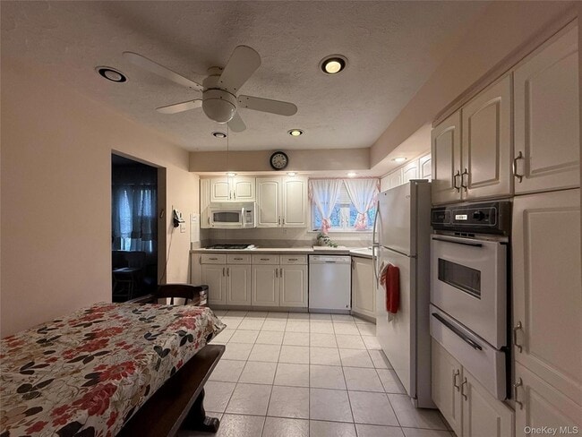 Foto del edificio - 15 Sherry Ln