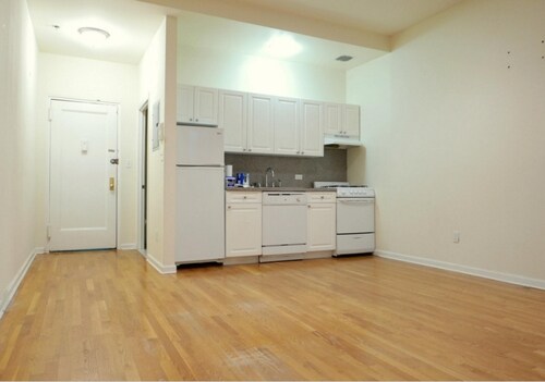 Primary Photo - 305 W 105th St