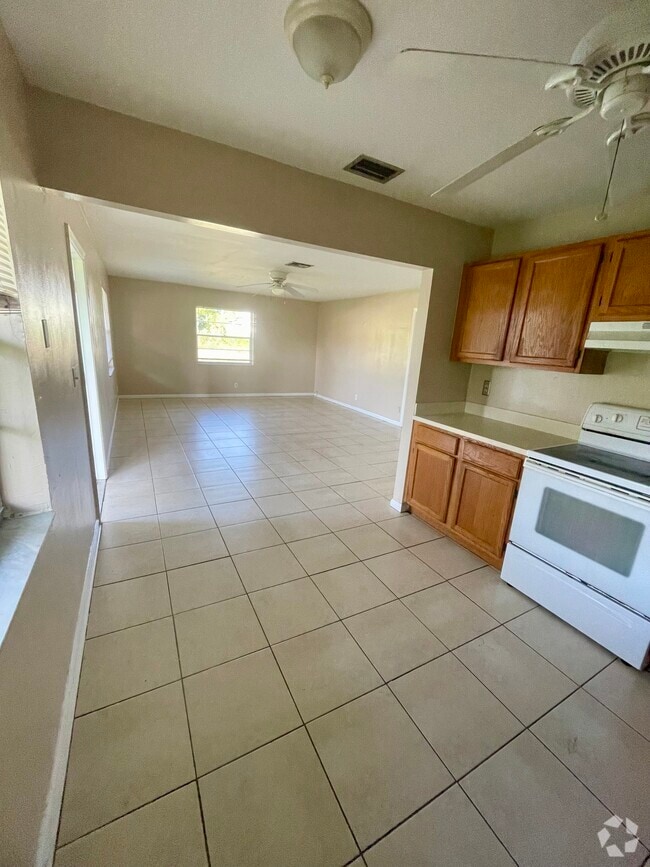 Building Photo - 1570 E Breezy Ln