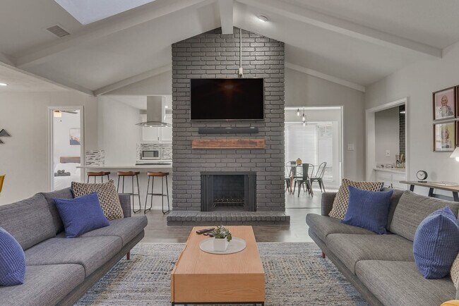 Foto del edificio - 2421 Regal Rd