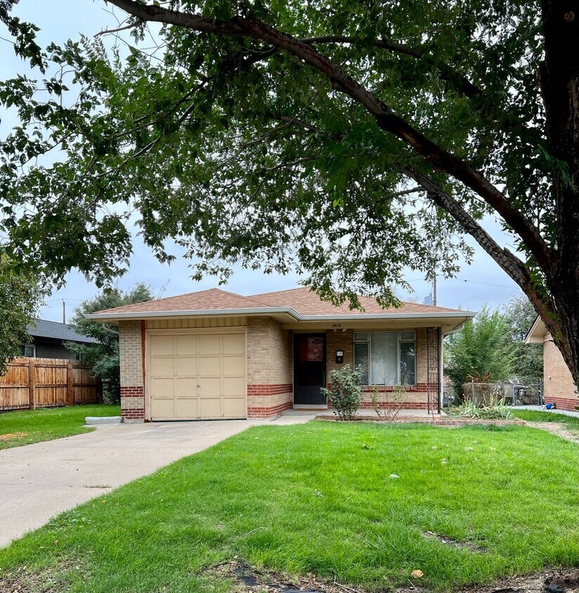 Foto principal - 3 Bedroom Home Walking distance to Sloan L...