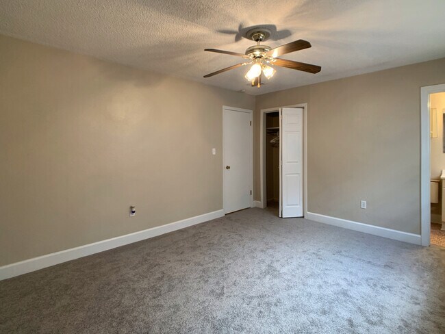 Building Photo - 704 E Fairfield Dr