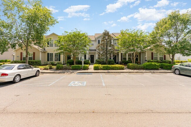 Foto del edificio - BEAUTIFUL - Lakefront Living – 3BR/3BA Tow...