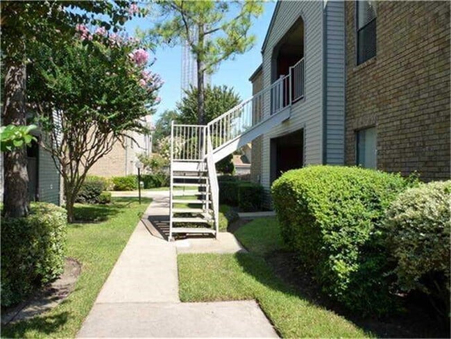 Building Photo - 2025 Augusta Dr