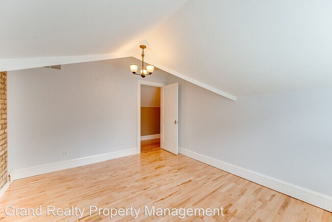 Building Photo - 3 br, 2 bath House - 2404 NE 2nd Street