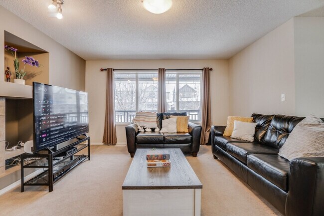 Photo du bâtiment - 12068-12019 19 Ave SW