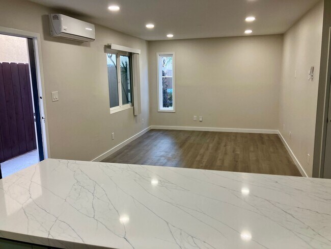 Foto del edificio - Rare North Park Gem – Remodeled Tiffany Blue Kitchen + Parking!