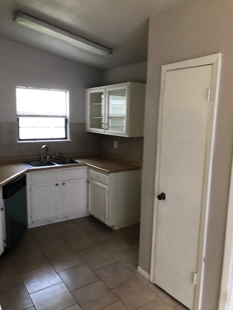 Primary Photo - 9820 Village Briar